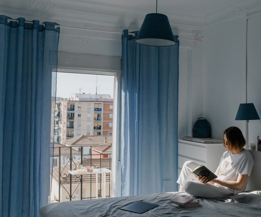 Une voyageuse installée, qui lit tranquillement sur son lit